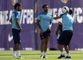 シウタ・エスポルティバ・ジョアン・ガンペール（Ciutat Esportiva Joan Gamper）で練習に臨むFCバルセロナ（FC Barcelona）のネイマール（Neymar da Silva Santos Junior）とダニエウ・アウベス（Daniel Alves、2014年5月16日撮影）。(c)AFP/LLUIS GENE