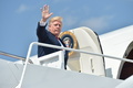 17日間の休暇を過ごす米ニュージャージー州に向かうため、米メリーランド州のアンドルーズ空軍基地で大統領専用機「エアフォースワン」に搭乗するドナルド・トランプ大統領（2017年8月4日撮影）。(c)AFP/Nicholas Kamm