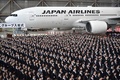 都内の羽田空港で、日本航空グループの入社式に臨む新入社員ら（2016年4月1日撮影）。(c)AFP/KAZUHIRO NOGI