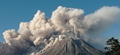 インドネシア・スマトラ島のシナブン山が噴火し、上空に立ち上る噴煙（2021年3月2日撮影）。(c)Sastrawan Ginting / AFP