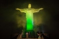 ブラジル・リオデジャネイロ（Rio de Janeiro）のコルコバード（Corcovado）の丘に立つ、ブラジル国旗の色に染め上げられた巨大なキリスト像（Christ the Redeemer、2014年6月11日撮影）。(c)AFP/YASUYOSHI CHIBA