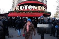 フランス・パリでの年金改革案に反対する抗議デモで、動員された憲兵隊らの横を歩く人（2019年12月10日撮影）。(c)Zakaria ABDELKAFI / AFP