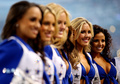 13NFL第15週、ダラス・カウボーイズ（Dallas Cowboys）対グリーンベイ・パッカーズ（Green Bay Packers）。パフォーマンスを披露するダラス・カウボーイズのチアリーダー（2013年12月15日撮影）。(c)AFP/Getty Images/Ronald Martinez