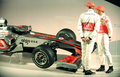 フォーミュラワン（F1、F1世界選手権）に参戦するマクラーレン・メルセデス（%%McLaren-Mercedes%%）は29日、2010シーズンの新型車「MP4-25」を発表した。写真は発表会に出席するジェンソン・バトン（%%Jenson Button%%、左）とルイス・ハミルトン（%%Lewis Hamilton%%）。（2010年1月29日撮影）(c)AFP/ADRIAN DENNIS