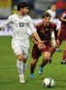 2010年サッカーW杯南アフリカ大会（%%2010 World Cup%%）欧州プレーオフ、スロベニア対ロシア第2戦。試合はスロベニアが1-0で勝利し、2試合合計スコアは2-2となるもアウェーゴールで上回るスロベニアが本大会出場を決めた。写真はボールを追うロシアのアンドレイ・アルシャビン（%%Andrei Arshavin%%、右）とスロベニアのボヤン・ヨキッチ（%%Bojan Jokic%%）。（2009年11月18日撮影）(c)AFP/HRVOJE POLAN