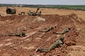 イスラエル南部スデロット近郊で、身を隠すイスラエル兵（2021年5月13日撮影）。(c)Menahem KAHANA / AFP