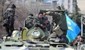 ウクライナ東部ドネツク（Donetsk）州スラビャンスク（Slavyansk）の親ロシア派の分離派勢力によって占拠された行政庁舎の前で、装甲車の周囲に集まる軍服を着た武装集団（2014年4月16日撮影）。(c)AFP/GENYA SAVILOV