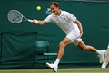 テニス、ウィンブルドン選手権、男子シングルス3回戦。リターンを打つダニール・メドベージェフ（2021年7月3日撮影）。(c)Adrian DENNIS / AFP