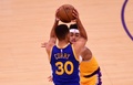 16-17NBA、ロサンゼルス・レイカーズ対ゴールデンステイト・ウォリアーズ。ゴールデンステイト・ウォリアーズのステフェン・カリー（左）とマッチアップするロサンゼルス・レイカーズのディアンジェロ・ラッセル（2016年11月4日撮影）。(c)AFP/Frederic J. BROWN