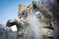 スペイン南東部イビで開催された軍服姿の参加者たちが小麦粉や生卵をかけあう毎年恒例の祭り「エルス・エンファリナッツ」の様子（2019年12月28日撮影）。(c)AFP/JAIME REINA