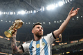 サッカーW杯カタール大会、決勝、アルゼンチン対フランス。トロフィーを手に優勝を喜ぶアルゼンチンのリオネル・メッシ（2022年12月18日撮影）。(c)Anne-Christine POUJOULAT/ AFP