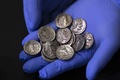 ユダヤ砂漠にあるムラバアト洞窟の発掘現場で見つかった15枚の銀貨。出土した筒の中に入っていた（2022年12月13日撮影）。(c)MENAHEM KAHANA / AFP
