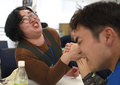 昼休みに腕相撲をする従業員たち。仕事のオンとオフの切り替えも見事だ（2018年5月9日撮影）。(c)AFPBB News/Yoko Akiyoshi