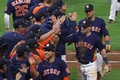22MLB、ア・リーグ優勝決定シリーズ（7回戦制）、ヒューストン・アストロズ対ニューヨーク・ヤンキース。チームメートと勝利を喜ぶヒューストン・アストロズのアレックス・ブレグマン（右手前、2022年10月20日撮影）。(c)Rob Carr/Getty Images/AFP