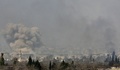 シリアの首都ダマスカス近郊の東グータ地区で、政府軍の空爆によって立ち上る煙（2018年3月7日撮影）。(c)AFP PHOTO / STRINGER