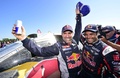 ダカールラリー2016、第13ステージ。ミニのナセル・アルアティア（右）に総合優勝を祝福されるプジョーのステファン・ペテランセル（2016年1月16日撮影）。(c)AFP/FRANCK FIFE