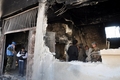 住民が「虐殺」されたシリア中部タラムセ（Treimsa）村で、破壊された学校を調査する国連の監視団員（2012年7月14日撮影、資料写真）。(c)AFP/PIERRE TORRES