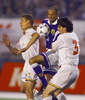 サッカー国際親善大会キリンカップ1999、日本対ベルギー。ベルギーの選手とボールを競る呂比須ワグナー（中央、1999年6月3日撮影）(c)AFP/Kazuhiro NOGI