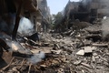 イスラエル軍による人質救出作戦で損傷した建物と散乱したがれき。パレスチナ自治区ガザ地区中部ヌセイラット避難民キャンプで（2024年6月8日撮影）。(c)EYAD BABA / AFP