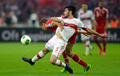 サッカードイツカップ2012-13（German Cup 2012-13）は1日、決勝が行われ、バイエルン・ミュンヘン（Bayern Munich）が3-2でVfBシュツットガルト（VfB Stuttgart）を下し、ドイツ勢としては初のトレブル（三冠）を達成した。

ボールを競るVfBシュツットガルトのゼルダー・タスチ（Serdar Tasci、手前）とバイエルン・ミュンヘンのトーマス・ミュラー（Thomas Mueller、2013年6月1日撮影）。(c)AFP/ROBERT MICHAEL