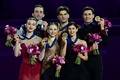 フィギュアスケート欧州選手権、ペア・フリースケーティング（FS）。表彰式でメダルを手にポーズをとる（左から）銀メダルを獲得したジョージアのアナスタシア・メテルキナ/ルカ・ベルラバ組、金メダルを獲得したイタリアのルクレツィア・ベッカーリ/マッテオ・グアリーゼ組、銅メダルを獲得したイタリアのレベッカ・ギラルディ/フィリッポ・アンブロジーニ組（2024年1月11日撮影）。(c)Daniel MIHAILESCU / AFP
