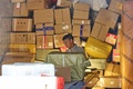 中国・江蘇省南通の配送会社で「独身の日」を前に荷物の仕分けをする作業員（2021年11月10日撮影）。(c)AFP