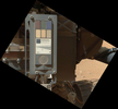 米航空宇宙局（NASA）の火星探査車キュリオシティー（Curiosity）は8日、火星拡大鏡撮像装置（MAHLI）が防塵（じん）カバーを外した状態での撮影を行った。

写真は探査車のアーム根元に近いボディ部にある較正用ターゲットの画像。キュリオシティーのアーム部分に取り付けられたMAHLIが9月9日に撮影した2つの画像を組み合わせて作成した。

MAHLIはフォーカス調整が可能で、この画像は同じ撮影箇所で、較正用ターゲットに焦点を合わせた画像と、車輪と地表に焦点を合わせた画像を合成して1枚にしたもの。較正用ターゲットには色や測量の基準の他、アブラハム・リンカーン（Abraham Lincoln）元大統領の横顔が刻まれた米国の1セント硬貨（ペニー）も取り付けられており、この硬貨は石の接写時にサイズ比較のために地質学者が使う。

MAHLIの主要な目的は、ゲール・クレーター（Gale Crater）内の石や土壌の解像の高い接写画像を撮影することだが、MAHLIのピント範囲は2.1センチの近距離から無限大までと広く、探査車自体をさまざまな角度から捉えるなど汎用性がある（2012年9月9日撮影）。(c)AFP/NASA/JPL-Caltech/Malin Space Science Systems