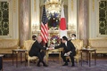 東京・元赤坂の迎賓館で握手をする岸田文雄首相（右）とジョー・バイデン米大統領（2022年5月23日撮影）。 (c)David MAREUIL / POOL / AFP