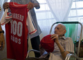 キューバ・ハバナ（Havana）の自宅で、100歳の誕生日を祝福されるコンラッド・マレーロ（Conrado Marrero）氏（2011年4月25日撮影）。(c)AFP