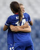 ロンドン五輪は3日、女子サッカー準々決勝の試合が英グラスゴー（Glasgow）のハムデン・パーク（Hampden Park）で行われ、フランスが2-1でスウェーデンを破り、初の4強入りを果たした。

試合に勝利し歓喜するフランスの選手（2012年8月3日撮影）。(c)AFP/GRAHAM STUART