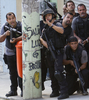 ブラジル・リオデジャネイロ（Rio de Janeiro）北部のスラム街で行われた麻薬組織の制圧作戦に参加する警察官ら（2010年11月28日撮影）。(c)AFP/JEFFERSON BERNARDES