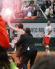 フランス・パリ（Paris）のローラン・ギャロス・スタジアム（Stade Roland Garros）で9日に行われた全仏オープンテニス（French Open 2013）決勝で、上半身裸で白いマスク姿の男が、火のついた発煙筒を片手に試合中のコートに乱入する騒ぎがあった。試合は、ラファエル・ナダル（Rafael Nadal）選手とダビド・フェレール（David Ferrer）選手の一戦で、侵入者はナダル選手から数メートルの所まで迫った。男は胸部に「子供たちの権利」と英語で書き、同性婚合法化に抗議した。

男は第2セットの最中に観客席からコートへと飛び降り、火のついた発煙筒を振りかざしてナダル選手に向かっていったが、直前で警備員に取り押さえられた。この騒ぎの少し前には、観客席最上段の2人が同性婚に反対して横断幕を手に抗議のスローガンを叫ぶ一幕もあった。

ナダル選手は試合後、男を目にした瞬間について「最初は怖いと感じた」と告白している。また警備員の対応については「とても勇敢で素晴らしかった」とたたえた。(c)AFP/PATRICK KOVARIK