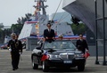 台湾南部・高雄の左営海軍基地で行われた軍艦2隻の就役式で、海軍部隊を閲兵する馬英九総統（中央、2015年3月31日撮影）。(c)AFP/Sam Yeh