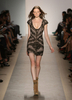米・ニューヨーク市内で発表されたエルベ・レジェ バイ マックスアズリア（Herve Leger By Max Azria）の10年春夏コレクション（2009年9月13日撮影）。(c)AFP/Getty Images/Kristian Dowling