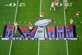 23NFL、第58回スーパーボウル、カンザスシティ・チーフス対サンフランシスコ・フォーティナイナーズ。試合に臨む両チームの選手（2024年2月11日撮影）。(c)Michael Reaves/Getty Images/AFP