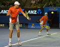 全豪オープンテニス（Australian Open Tennis Tournament 2013）は26日、男子ダブルス決勝が行われ、大会第1シードのボブ・ブライアン（Bob Bryan）/マイク・ブライアン（Mike Bryan、米国）組が6-3、6-4でロビン・ハーセ（Robin Haase）/イゴール・シスリング（Igor Sijsling、オランダ）組を下し、優勝を飾った。

試合に臨むボブ・ブライアン（右）とマイク・ブライアン（2013年1月26日撮影）。(c)AFP/PAUL CROCK