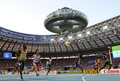 第14回世界陸上モスクワ大会（14th IAAF World Championships in Athletics Moscow）は10日、男子100メートル予選が行われ、ジャマイカのウサイン・ボルト（Usain Bolt）は予選第7組の1位となる10秒07で準決勝進出を果たした。

予選に臨むウサイン・ボルト（右、2013年8月10日撮影）。(c)AFP/ADRIAN DENNIS