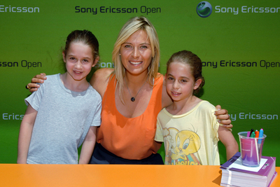 シャラポワ ソニー・エリクソン・オープンの会場でファンと交流