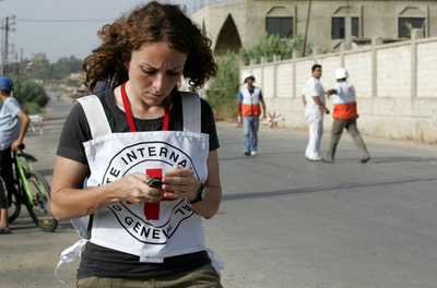 ナハル・アルバレド難民キャンプで、赤十字職員2人と兵士1人が死亡