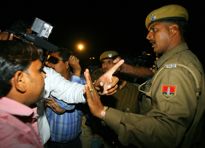 エリザベス・ハーレー夫妻、パパラッチにも負けず無事に挙式 - インド