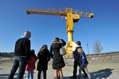 「息子に会わせろ！」、42歳父親が巨大クレーン上に居座り 3日間