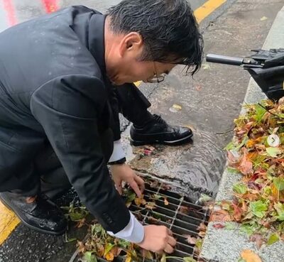 豪雨の中、スーツ姿で排水口の落ち葉除去…韓国議員のSNS投稿に賛否