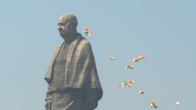 動画：世界一高い182メートルの像、インドで落成 周辺では抗議活動も
