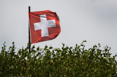 「異性と握手しない」イスラム教徒男女の国籍取得認めず、スイス