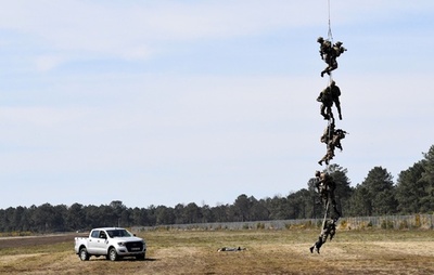 仏で軍事関連イベント、特殊部隊が技能を披露