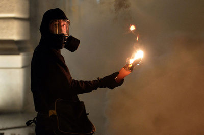 ギリシャ、財政緊縮策を可決 7万人デモ一部暴徒化