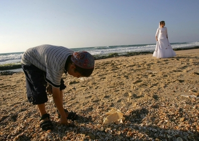 浜辺の花嫁、新郎逮捕で立ち往生 - ケニア