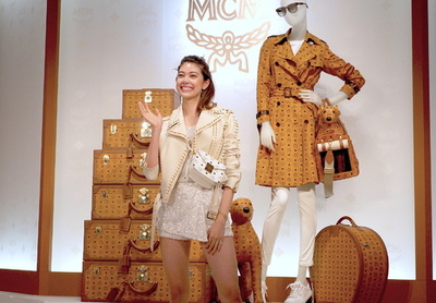 森星がテープカット、「MCM」世界に先駆けカスタマイズサービス開始