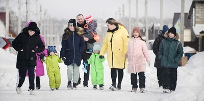 ロシア人牧師夫婦、ウクライナから里子5人引き取り「18人家族」に