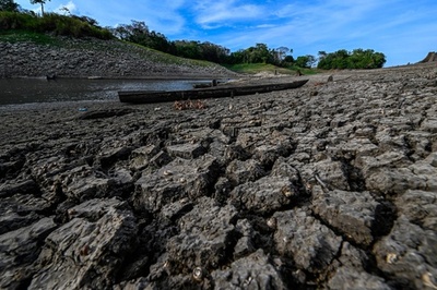 パナマ運河支える湖、水位低下で湖底露出